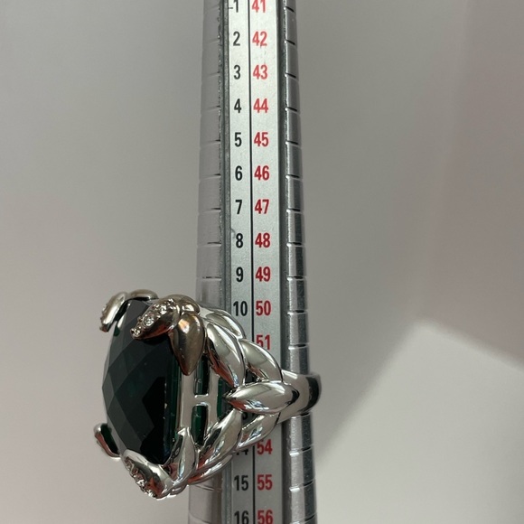 Large square cut green rhinestone ring. Size 6. Matching drop earrings. - Picture 5 of 6